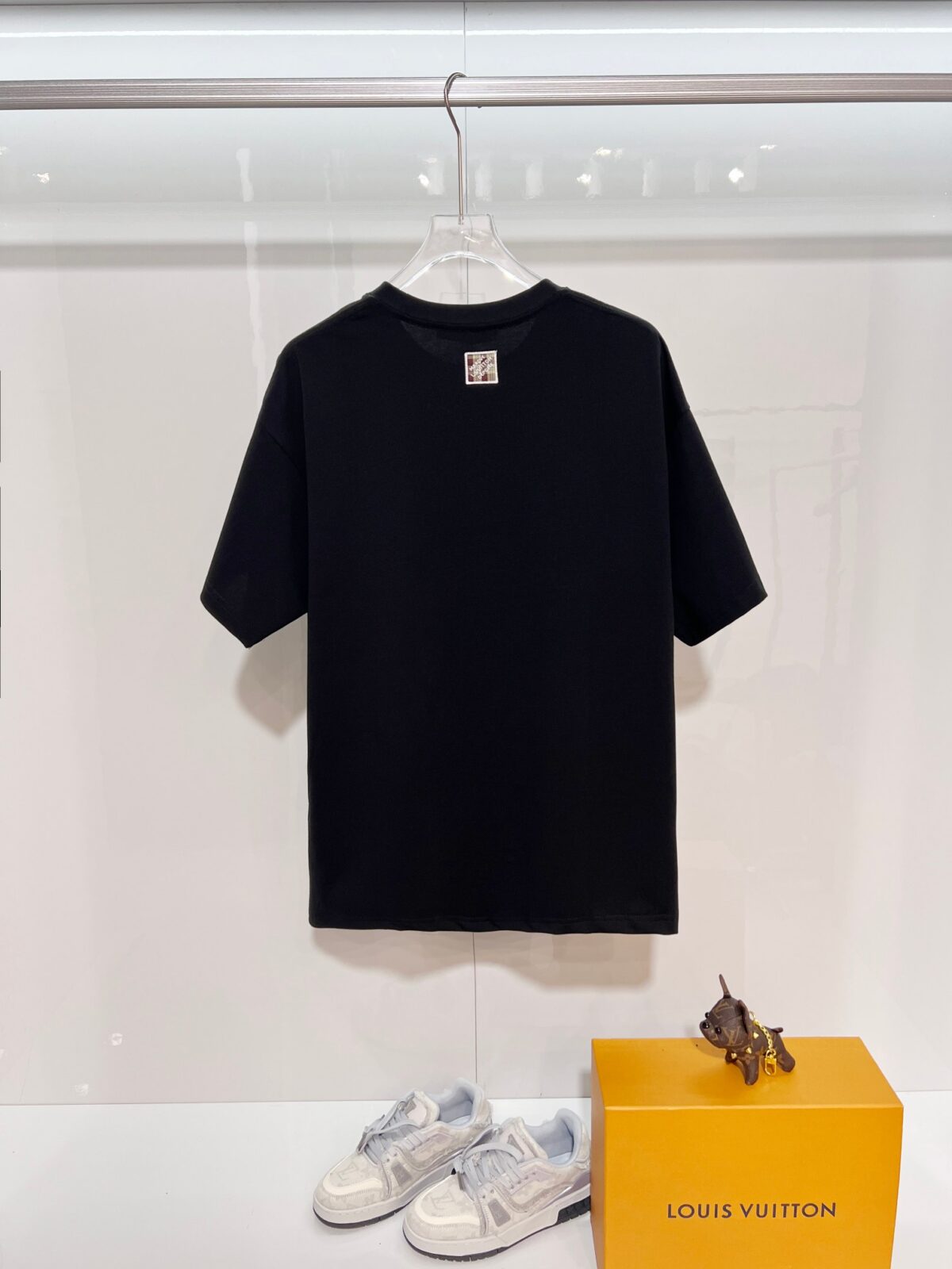 weigou_176845_1_6d76a5705d P80 Louis Vuitton/路易威登 高品质320克圆领短袖T恤 品牌经典 1V 驴家 狼头🐺贴布刺绣字母LOGO 2026ss早春官方同步 高版本 高品质 时尚个性 百搭潮流 纯原品质 原版面料 吊牌 领标 水洗麦 三标齐全 颜色: 黑色.白色. 尺码:S M L XL