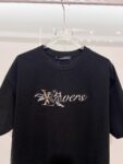 weigou_176845_2_ef29cd3154 P80 Louis Vuitton/路易威登 高品质320克圆领短袖T恤 品牌经典 1V 驴家 狼头🐺贴布刺绣字母LOGO 2026ss早春官方同步 高版本 高品质 时尚个性 百搭潮流 纯原品质 原版面料 吊牌 领标 水洗麦 三标齐全 颜色: 黑色.白色. 尺码:S M L XL