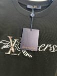 weigou_176845_3_d3575511fe P80 Louis Vuitton/路易威登 高品质320克圆领短袖T恤 品牌经典 1V 驴家 狼头🐺贴布刺绣字母LOGO 2026ss早春官方同步 高版本 高品质 时尚个性 百搭潮流 纯原品质 原版面料 吊牌 领标 水洗麦 三标齐全 颜色: 黑色.白色. 尺码:S M L XL