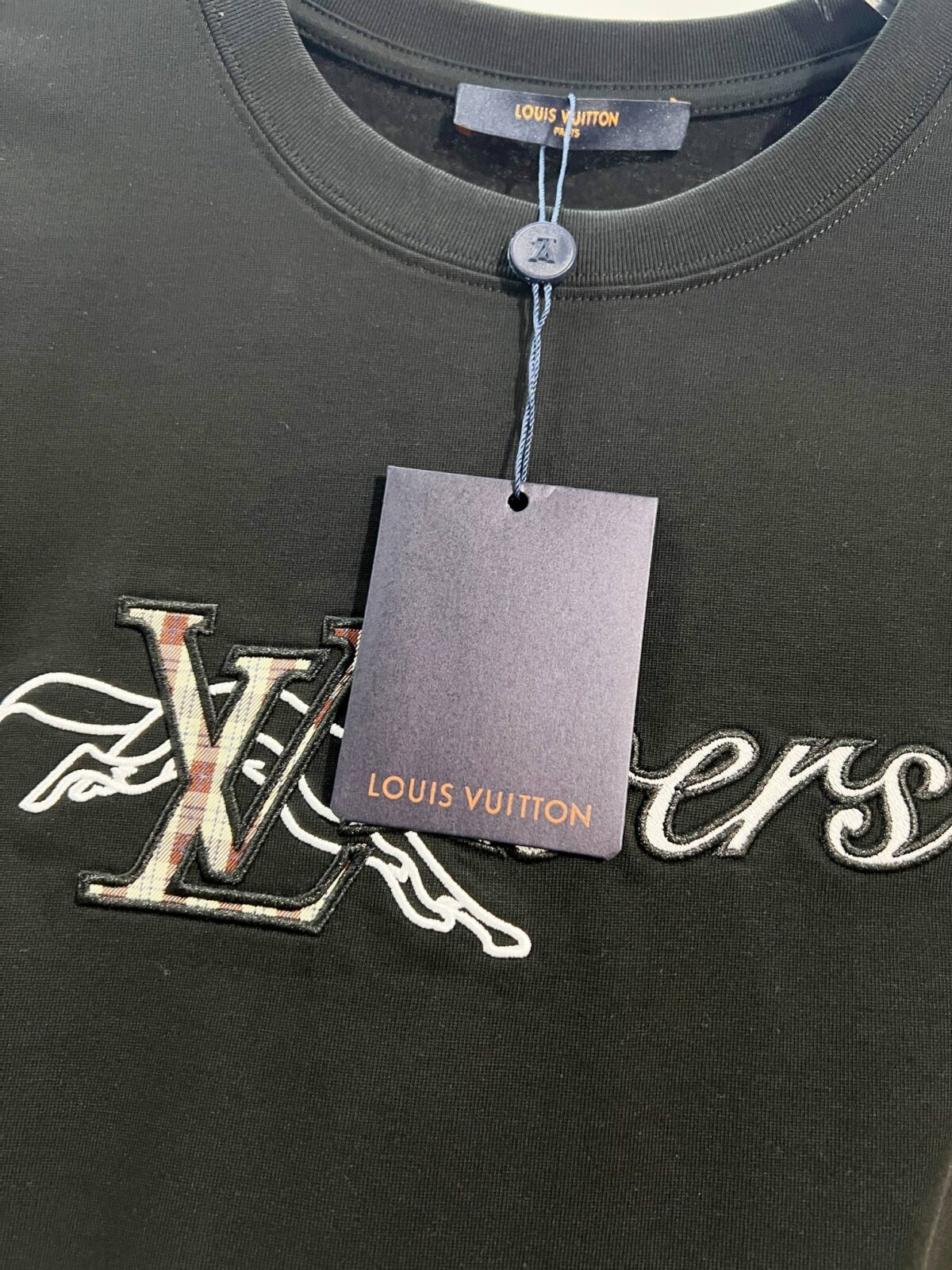 weigou_176845_3_d3575511fe P80 Louis Vuitton/路易威登 高品质320克圆领短袖T恤 品牌经典 1V 驴家 狼头🐺贴布刺绣字母LOGO 2026ss早春官方同步 高版本 高品质 时尚个性 百搭潮流 纯原品质 原版面料 吊牌 领标 水洗麦 三标齐全 颜色: 黑色.白色. 尺码:S M L XL