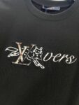 weigou_176845_4_982be3d4ef P80 Louis Vuitton/路易威登 高品质320克圆领短袖T恤 品牌经典 1V 驴家 狼头🐺贴布刺绣字母LOGO 2026ss早春官方同步 高版本 高品质 时尚个性 百搭潮流 纯原品质 原版面料 吊牌 领标 水洗麦 三标齐全 颜色: 黑色.白色. 尺码:S M L XL