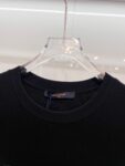 weigou_176845_5_52ef3f4b3d P80 Louis Vuitton/路易威登 高品质320克圆领短袖T恤 品牌经典 1V 驴家 狼头🐺贴布刺绣字母LOGO 2026ss早春官方同步 高版本 高品质 时尚个性 百搭潮流 纯原品质 原版面料 吊牌 领标 水洗麦 三标齐全 颜色: 黑色.白色. 尺码:S M L XL