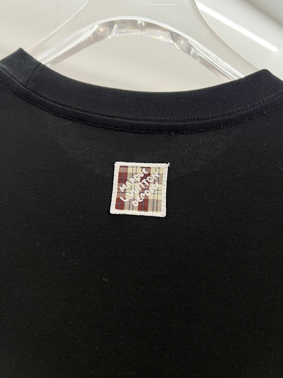 weigou_176845_6_4f6e67e0e7 P80 Louis Vuitton/路易威登 高品质320克圆领短袖T恤 品牌经典 1V 驴家 狼头🐺贴布刺绣字母LOGO 2026ss早春官方同步 高版本 高品质 时尚个性 百搭潮流 纯原品质 原版面料 吊牌 领标 水洗麦 三标齐全 颜色: 黑色.白色. 尺码:S M L XL