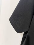 weigou_176845_8_a07caef45f P80 Louis Vuitton/路易威登 高品质320克圆领短袖T恤 品牌经典 1V 驴家 狼头🐺贴布刺绣字母LOGO 2026ss早春官方同步 高版本 高品质 时尚个性 百搭潮流 纯原品质 原版面料 吊牌 领标 水洗麦 三标齐全 颜色: 黑色.白色. 尺码:S M L XL