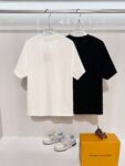 weigou_176863_10_0c77f7ff8a P80 Louis Vuitton/路易威登 高品质320克圆领短袖T恤 品牌经典 1V 驴家 立体SKI滑雪山图案发泡植绒印花字母LOGO 男女同款 2026ss早春官方同步 高版本 高品质 时尚个性 百搭潮流 纯原品质 原版面料 吊牌 领标 水洗麦 三标齐全 颜色: 黑色.白色. 尺码:S M L XL