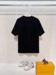 weigou_176863_1_593a98ed16 P80 Louis Vuitton/路易威登 高品质320克圆领短袖T恤 品牌经典 1V 驴家 立体SKI滑雪山图案发泡植绒印花字母LOGO 男女同款 2026ss早春官方同步 高版本 高品质 时尚个性 百搭潮流 纯原品质 原版面料 吊牌 领标 水洗麦 三标齐全 颜色: 黑色.白色. 尺码:S M L XL