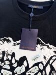 weigou_176863_3_0ff415589a P80 Louis Vuitton/路易威登 高品质320克圆领短袖T恤 品牌经典 1V 驴家 立体SKI滑雪山图案发泡植绒印花字母LOGO 男女同款 2026ss早春官方同步 高版本 高品质 时尚个性 百搭潮流 纯原品质 原版面料 吊牌 领标 水洗麦 三标齐全 颜色: 黑色.白色. 尺码:S M L XL