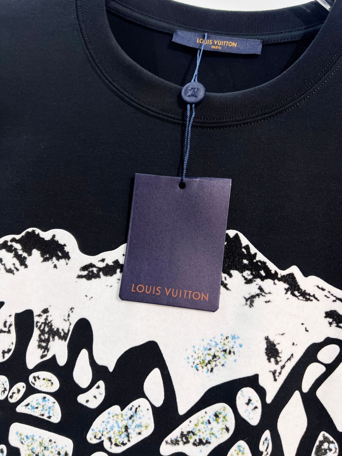 weigou_176863_3_0ff415589a P80 Louis Vuitton/路易威登 高品质320克圆领短袖T恤 品牌经典 1V 驴家 立体SKI滑雪山图案发泡植绒印花字母LOGO 男女同款 2026ss早春官方同步 高版本 高品质 时尚个性 百搭潮流 纯原品质 原版面料 吊牌 领标 水洗麦 三标齐全 颜色: 黑色.白色. 尺码:S M L XL