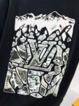 weigou_176863_4_a33f0a4521 P80 Louis Vuitton/路易威登 高品质320克圆领短袖T恤 品牌经典 1V 驴家 立体SKI滑雪山图案发泡植绒印花字母LOGO 男女同款 2026ss早春官方同步 高版本 高品质 时尚个性 百搭潮流 纯原品质 原版面料 吊牌 领标 水洗麦 三标齐全 颜色: 黑色.白色. 尺码:S M L XL