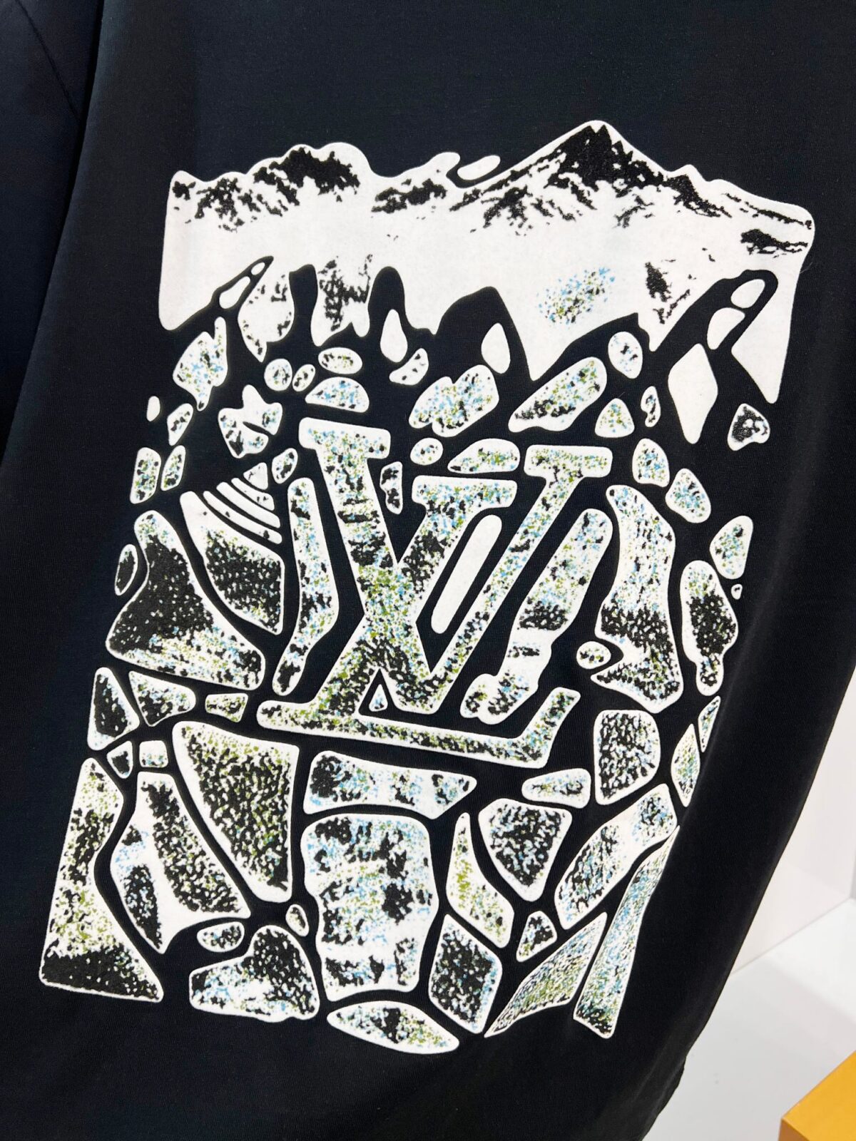 weigou_176863_4_a33f0a4521 P80 Louis Vuitton/路易威登 高品质320克圆领短袖T恤 品牌经典 1V 驴家 立体SKI滑雪山图案发泡植绒印花字母LOGO 男女同款 2026ss早春官方同步 高版本 高品质 时尚个性 百搭潮流 纯原品质 原版面料 吊牌 领标 水洗麦 三标齐全 颜色: 黑色.白色. 尺码:S M L XL