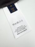 P80 LOU标识水滴印花短袖 定制丝光罗纹精梳棉 手感柔软 舒适贴肤 以独特设计为破界的笔触 视觉是溢出的盛宴 错视的1V Monogram 图案化作液态的雨滴在四周散落 肆意飞溅 而胸前那颗烫钻的1V划出一道克制的锋芒 它不喧哗 却吸光聚光反光 充满了时尚的张力 让每一次穿搭都成为一场时尚的盛宴 工艺1: 采用高温气蹦机压烫 通过高温气体与布料接触 利用热能和压力对布料进行压烫处理 能够确保热量分布的均匀性 工艺2: 采用数码直喷技术印花 通过机器分析原版排版 将图案信息转化为数字信号 将染料直接喷射到面料表面 实现高分辨率的印花效果 细节清晰 色彩自然 工艺3: 面料都经过浇洗 手感质感更佳 不易变形 不易缩水 不易褪色 保持长久的美观 辅料：定制1:1 1V商标 版型：宽松版型 尺码46 48 50 52