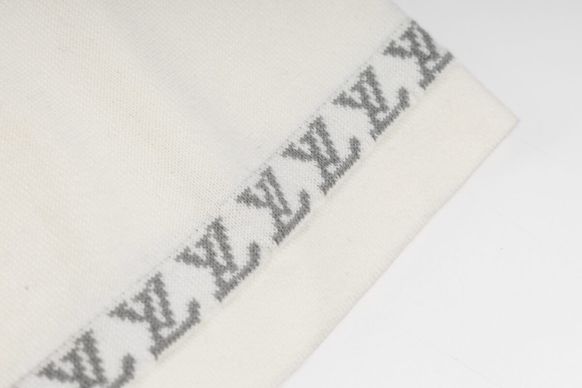 P80 「12 针提花版本」 LOUIS VUITTON*路易威登 【LV 标识毛织短袖T恤】 采用优质棉纱线织造 纹理清晰 手感柔软。 MarqueL.vuitton deposee 点缀胸前 饰以LV 字母环绕袖口为升华。 版型还原原单 最大码数可穿210斤 宽松舒适无压力，品质拉满 实打实好货 。 上身简约易搭 ootd必备款 好看的衣服从不挑人 情侣衣柜必入推荐 尺码：XS-L 颜色：黑色 白色
