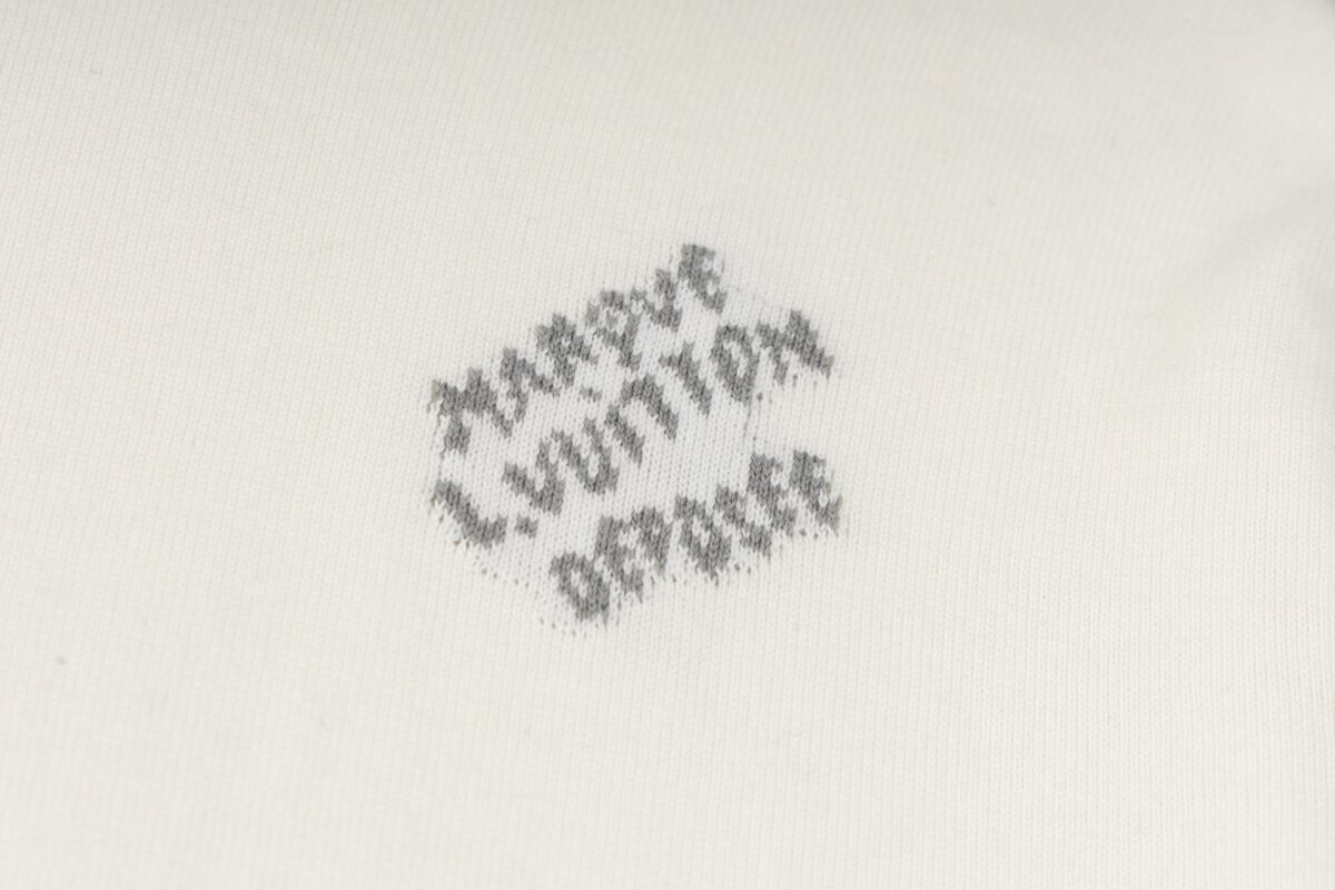 P80 「12 针提花版本」 LOUIS VUITTON*路易威登 【LV 标识毛织短袖T恤】 采用优质棉纱线织造 纹理清晰 手感柔软。 MarqueL.vuitton deposee 点缀胸前 饰以LV 字母环绕袖口为升华。 版型还原原单 最大码数可穿210斤 宽松舒适无压力，品质拉满 实打实好货 。 上身简约易搭 ootd必备款 好看的衣服从不挑人 情侣衣柜必入推荐 尺码：XS-L 颜色：黑色 白色