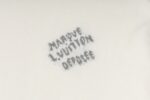 P80 「12 针提花版本」 LOUIS VUITTON*路易威登 【LV 标识毛织短袖T恤】 采用优质棉纱线织造 纹理清晰 手感柔软。 MarqueL.vuitton deposee 点缀胸前 饰以LV 字母环绕袖口为升华。 版型还原原单 最大码数可穿210斤 宽松舒适无压力，品质拉满 实打实好货 。 上身简约易搭 ootd必备款 好看的衣服从不挑人 情侣衣柜必入推荐 尺码：XS-L 颜色：黑色 白色