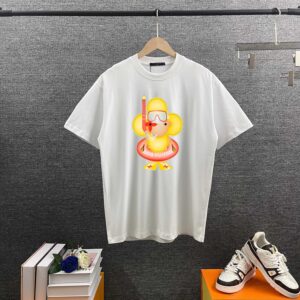 P80 1V*路易家 2025早秋新款短袖 独家版拉布布系列个性潜水员印花 定制双纱平纹纯棉面料 短袖T恤 男女同款 尺码： S （90-130斤） M （120-150斤） L （140-165斤） XL （160-180斤） XXL （180-210斤） 颜色：黑色 白色