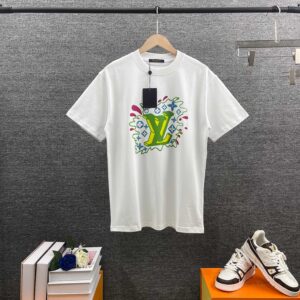 P80 1v 路易* 2026春夏独家新款 经典大v字母立体logo印花设计 定制双纱平纹纯棉面料 短袖T恤 男女同款 尺码： S （90-130斤） M （120-150斤） L （140-165斤） XL （160-180斤） XXL （180-210斤） 颜色：黑色 白色