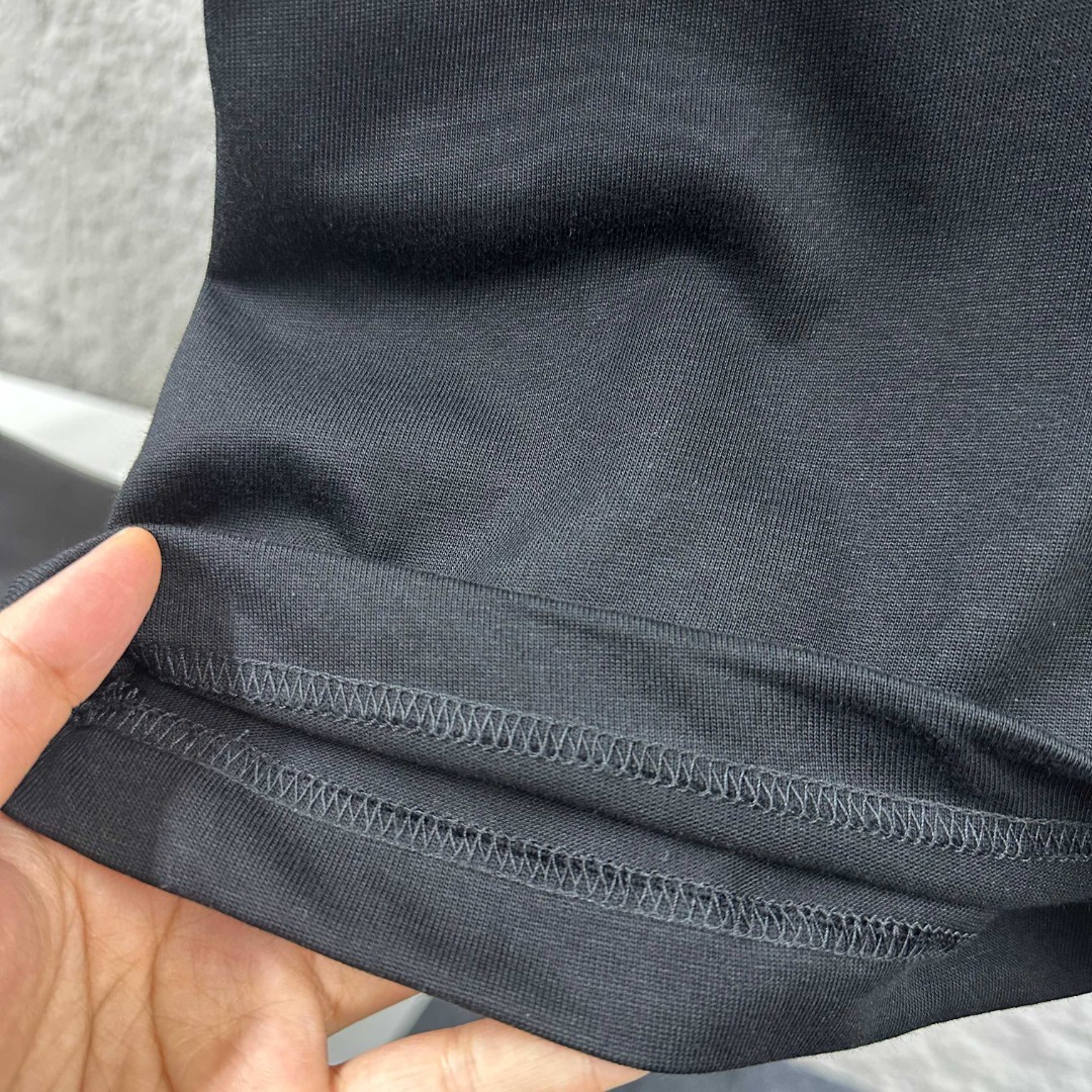 weigou_177154_5_2eb2276a2f P80 1v 路易*2026春夏新款 经典大lv字母立体厚板硅胶工艺设计 定制双纱平纹纯棉面料 短袖T恤 男女同款 颜色:黑色 白色 尺码: S (90-130斤) M (120-150斤) L (140-165斤) XL (160-180斤) XXL (180-210斤)