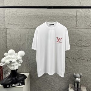P80 1v 路易*2026春夏新款 经典大lv字母立体刺绣+烫画工艺设计 定制双纱平纹纯棉面料 短袖T恤 男女同款 颜色：黑色 白色 尺码： S （90-130斤） M （120-150斤） L （140-165斤） XL （160-180斤） XXL （180-210斤）