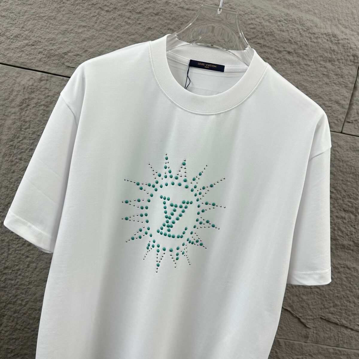 P80 1v 路易*2026春夏新款 经典大lv字母立体烫钻工艺设计 定制双纱平纹纯棉面料 短袖T恤 男女同款 颜色：黑色 白色 尺码： S （90-130斤） M （120-150斤） L （140-165斤） XL （160-180斤） XXL （180-210斤）