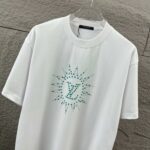 P80 1v 路易*2026春夏新款 经典大lv字母立体烫钻工艺设计 定制双纱平纹纯棉面料 短袖T恤 男女同款 颜色：黑色 白色 尺码： S （90-130斤） M （120-150斤） L （140-165斤） XL （160-180斤） XXL （180-210斤）