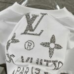 P80 1v 路易*2026春夏新款 经典大lv字母立体烫钻工艺设计 定制双纱平纹纯棉面料 短袖T恤 男女同款 颜色：黑色 白色 尺码： S （90-130斤） M （120-150斤） L （140-165斤） XL （160-180斤） XXL （180-210斤）
