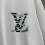 weigou_177239_6_999b420fa5 P80 1v 路易*2026春夏新款 经典大lv字母立体烫钻+烫画工艺设计 定制双纱平纹纯棉面料 短袖T恤 男女同款 颜色:黑色 白色 尺码: S (90-130斤) M (120-150斤) L (140-165斤) XL (160-180斤) XXL (180-210斤)
