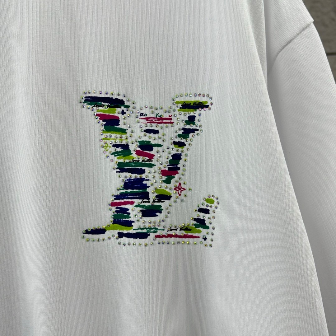 weigou_177239_6_999b420fa5 P80 1v 路易*2026春夏新款 经典大lv字母立体烫钻+烫画工艺设计 定制双纱平纹纯棉面料 短袖T恤 男女同款 颜色:黑色 白色 尺码: S (90-130斤) M (120-150斤) L (140-165斤) XL (160-180斤) XXL (180-210斤)