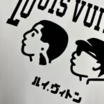 P80 1v 路易*2026春夏新款 经典大lv字母立体植绒工艺设计 定制双纱平纹纯棉面料 短袖T恤 男女同款 颜色：黑色 白色 尺码： S （90-130斤） M （120-150斤） L （140-165斤） XL （160-180斤） XXL （180-210斤）