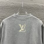P80 1v 路易*2026春夏新款 经典大lv字母立体植绒工艺设计 定制双纱平纹纯棉面料 短袖T恤 男女同款 颜色：黑色 白色 花灰色 尺码： S （90-130斤） M （120-150斤） L （140-165斤） XL （160-180斤） XXL （180-210斤）