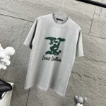 P80 1v 路易*2026春夏新款 经典大lv字母立体厚板硅胶+工艺设计 定制双纱平纹纯棉面料 短袖T恤 男女同款 颜色：黑色 白色 花灰色 尺码： S （90-130斤） M （120-150斤） L （140-165斤） XL （160-180斤） XXL （180-210斤）