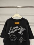 P80 Louis Vuitton路易威登LV新款涂鸦重工刺绣短袖做旧T恤 这件路易威登将品牌经典老花元素以涂鸦风刺绣重新演绎，自带街头潮流气场。正面低调的四叶花刺绣暗藏巧思，背面则是手写体品牌标识与多种Monogram图腾的组合刺绣层次丰富 磨破做旧工艺又个性吸睛。 甄选320高克重纯棉面料，触感柔软亲肤，上身垂坠有型，久穿也不易变形。宽松落肩版型对身材包容性极强，男女同款适配情侣穿搭，搭配工装裤、破洞牛仔或阔腿卫裤都超有范儿。 作为衣橱里的“百搭王”，它既能驾驭日常出街，也能撑起潮酷造型，是兼顾质感与个性的高阶潮流单品，懂的朋友别错过！ 尺码：S—XL 颜色：黑色 白色