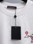 P80 Louis Vuitton*LV2026最新款短袖T恤 材质:采用300g高支高密双纱精梳棉 工艺：宽松版型前后幅重工刺绣🪡 内里贴布刺绣🪡 尺寸:S M L XL XXL 颜色:白色