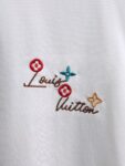 P80 Louis Vuitton*LV2026最新款短袖T恤 材质:采用300g高支高密双纱精梳棉 工艺：宽松版型前后幅重工刺绣🪡 内里贴布刺绣🪡 尺寸:S M L XL XXL 颜色:白色