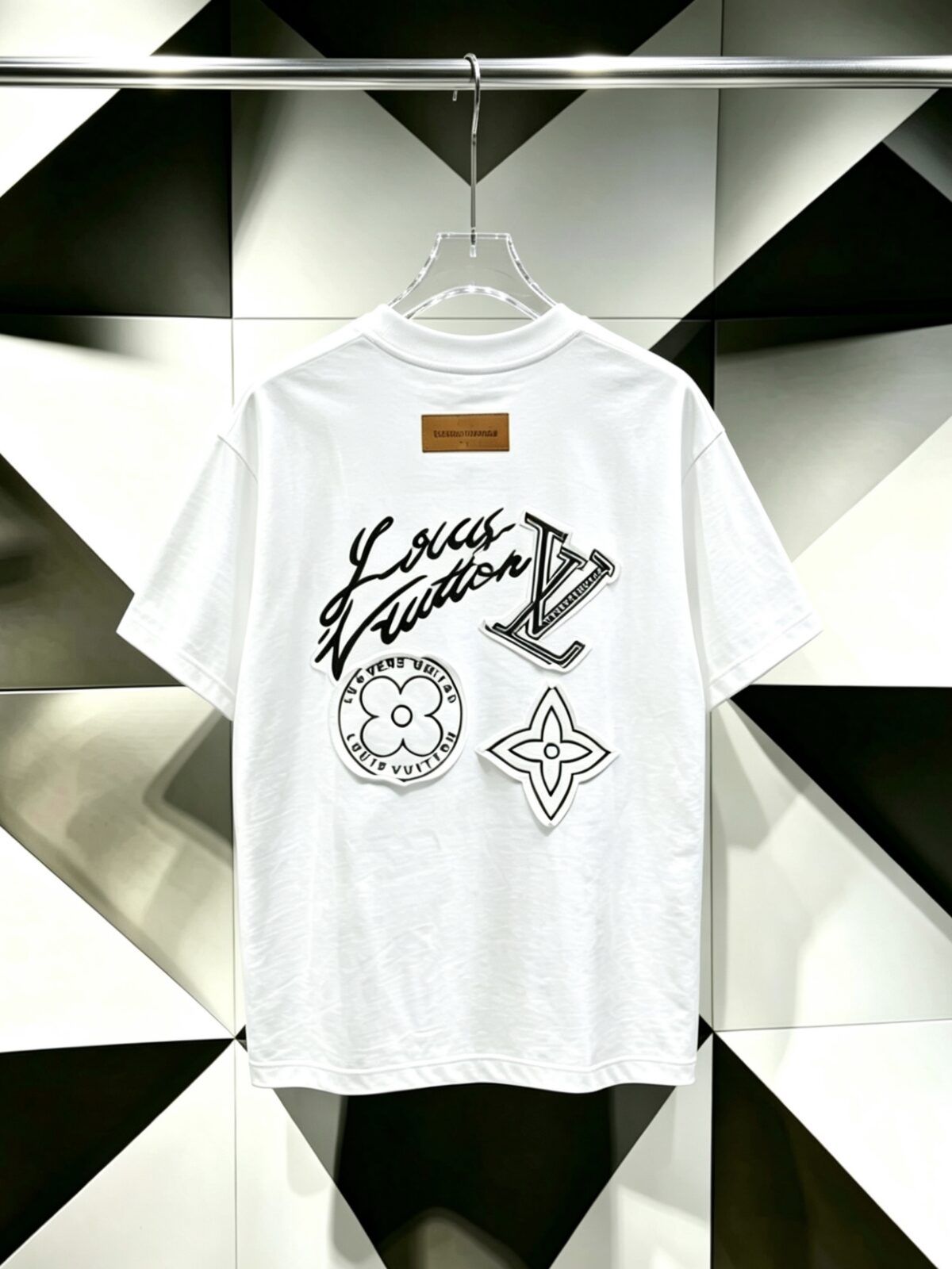 P80 Louis Vuitton*LV2026最新款短袖T恤 材质:采用300g高支高密双纱精梳棉 工艺：宽松版型前后幅重工刺绣🪡 内里贴布刺绣🪡 尺寸:S M L XL XXL 颜色:白色