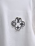 P80 Louis Vuitton*LV2026最新款短袖T恤 材质:采用300g高支高密双纱精梳棉 工艺：宽松版型前后幅重工刺绣🪡 内里贴布刺绣🪡 尺寸:S M L XL XXL 颜色:白色