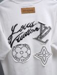 P80 Louis Vuitton*LV2026最新款短袖T恤 材质:采用300g高支高密双纱精梳棉 工艺：宽松版型前后幅重工刺绣🪡 内里贴布刺绣🪡 尺寸:S M L XL XXL 颜色:白色
