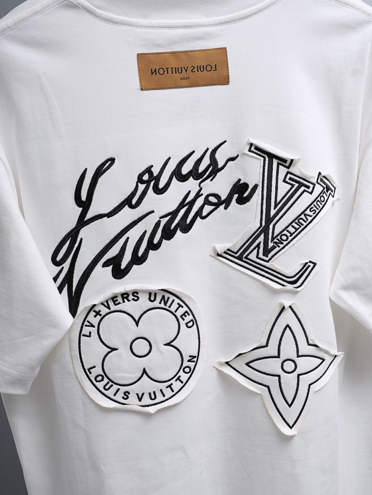 P80 Louis Vuitton*LV2026最新款短袖T恤 材质:采用300g高支高密双纱精梳棉 工艺：宽松版型前后幅重工刺绣🪡 内里贴布刺绣🪡 尺寸:S M L XL XXL 颜色:白色