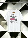 P80 Louis Vuitton*LV2026最新款短袖T恤 材质:采用300g高支高密双纱精梳棉 工艺：宽松版型前后幅重工刺绣🪡 内里贴布刺绣🪡 尺寸:S M L XL XXL 颜色:白色