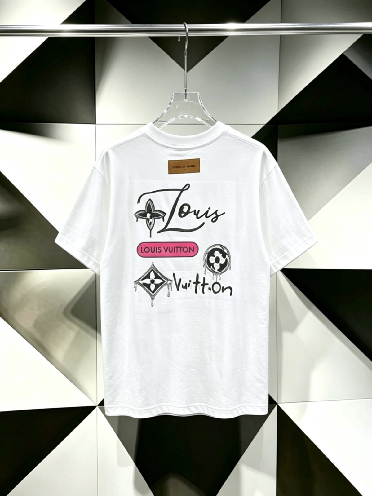 P80 Louis Vuitton*LV2026最新款短袖T恤 材质:采用300g高支高密双纱精梳棉 工艺：宽松版型前后幅重工刺绣🪡 内里贴布刺绣🪡 尺寸:S M L XL XXL 颜色:白色