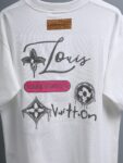 P80 Louis Vuitton*LV2026最新款短袖T恤 材质:采用300g高支高密双纱精梳棉 工艺：宽松版型前后幅重工刺绣🪡 内里贴布刺绣🪡 尺寸:S M L XL XXL 颜色:白色