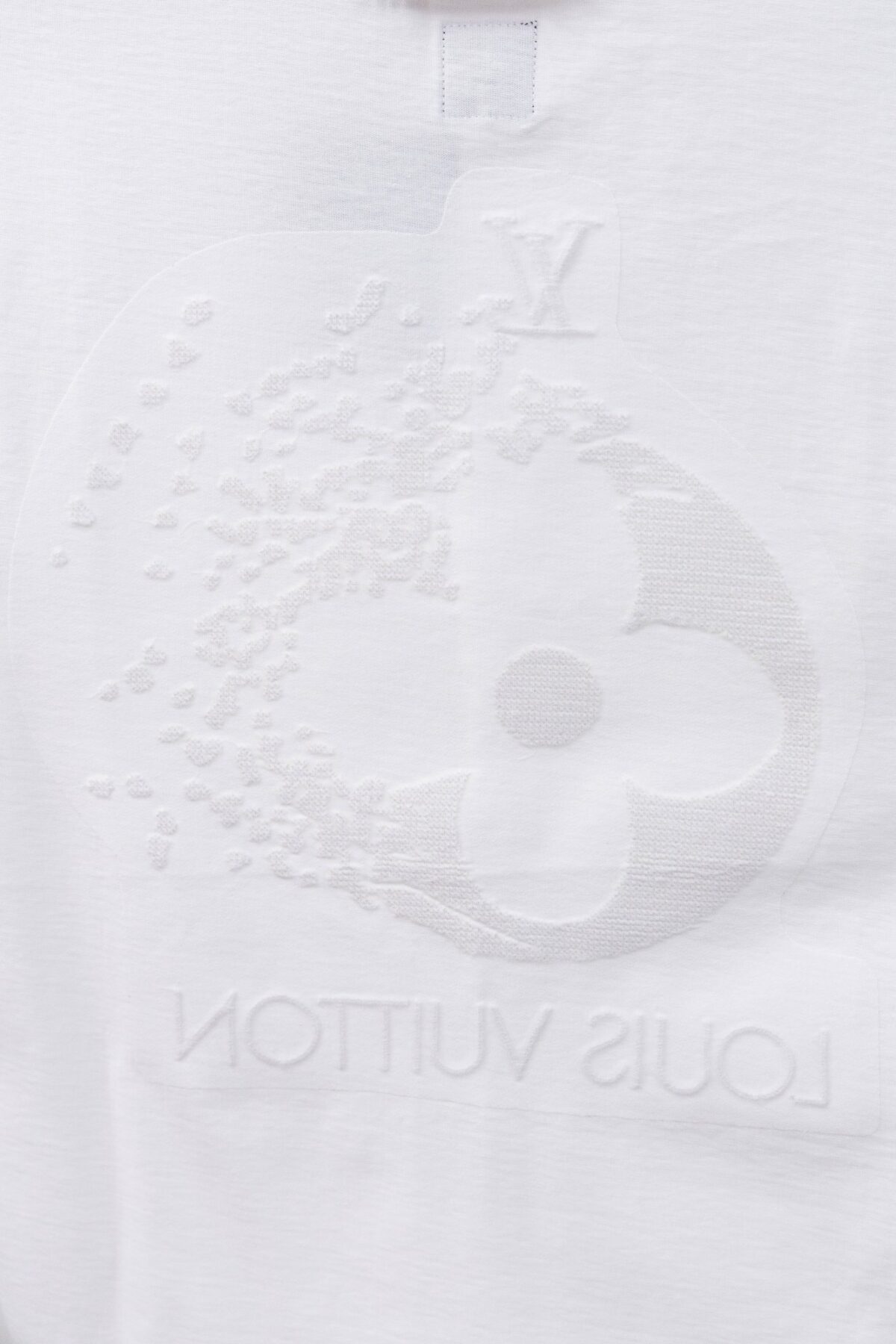 P80 Louis Vuitton*LV2026最新款短袖T恤 材质:采用300g高支高密双纱精梳棉 工艺：宽松版型前后幅重工刺绣🪡 内里贴布刺绣🪡 尺寸:S M L XL XXL 颜色:白色 款号:M-0018