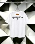P80 Louis Vuitton*LV2026最新款短袖T恤 材质:采用320g高支高密双纱精梳棉 工艺：宽松版型前后幅重工刺绣🪡 内里贴布刺绣🪡 尺寸:S M L XL XXL 颜色:黑色 款号:M-0011