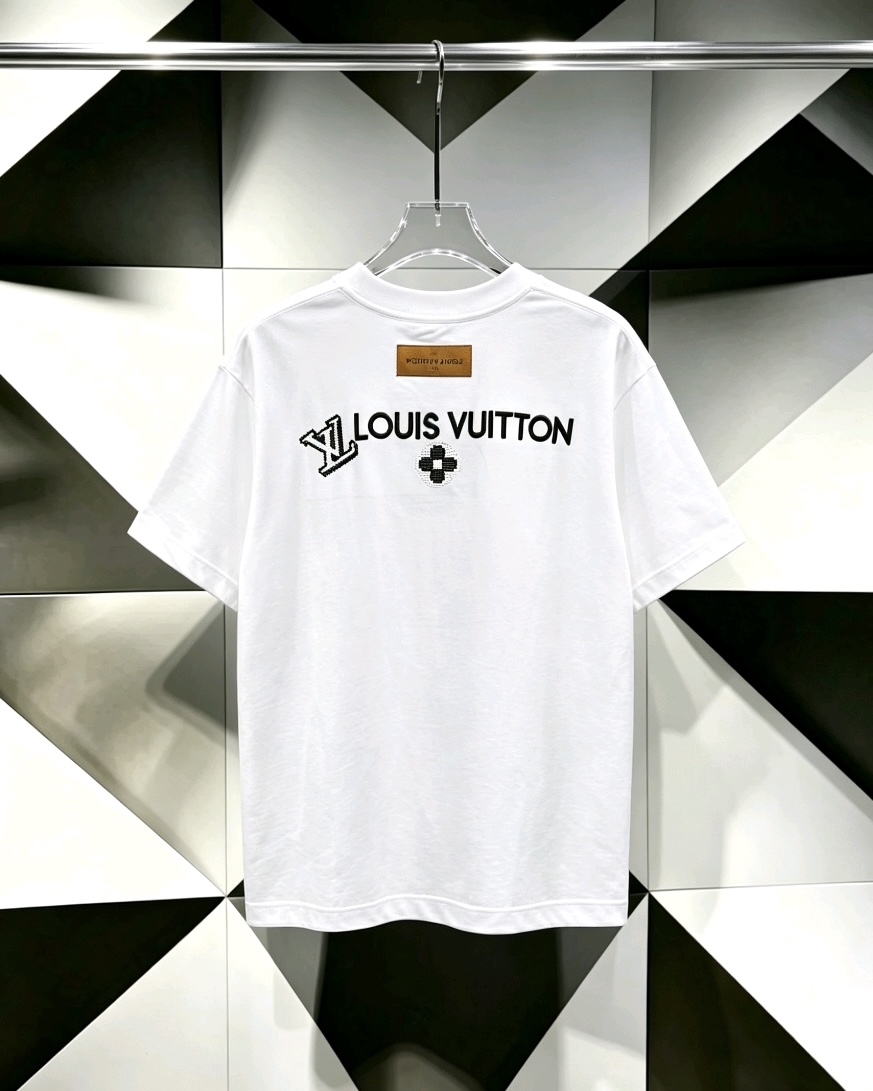 P80 Louis Vuitton*LV2026最新款短袖T恤 材质:采用320g高支高密双纱精梳棉 工艺：宽松版型前后幅重工刺绣🪡 内里贴布刺绣🪡 尺寸:S M L XL XXL 颜色:黑色 款号:M-0011