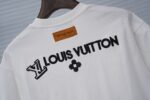 P80 Louis Vuitton*LV2026最新款短袖T恤 材质:采用320g高支高密双纱精梳棉 工艺：宽松版型前后幅重工刺绣🪡 内里贴布刺绣🪡 尺寸:S M L XL XXL 颜色:黑色 款号:M-0011
