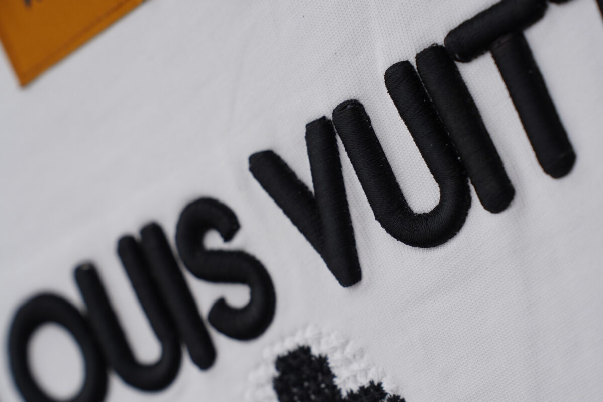 P80 Louis Vuitton*LV2026最新款短袖T恤 材质:采用320g高支高密双纱精梳棉 工艺：宽松版型前后幅重工刺绣🪡 内里贴布刺绣🪡 尺寸:S M L XL XXL 颜色:黑色 款号:M-0011