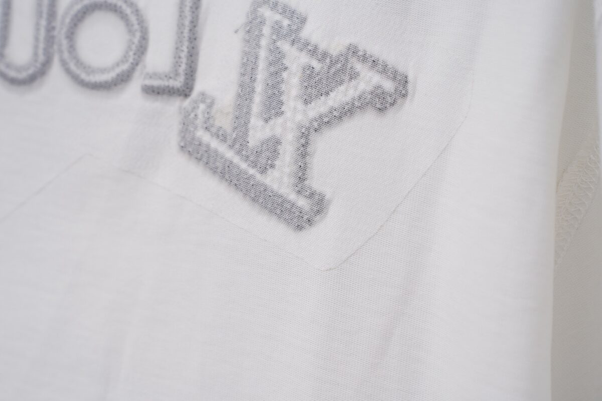 P80 Louis Vuitton*LV2026最新款短袖T恤 材质:采用320g高支高密双纱精梳棉 工艺：宽松版型前后幅重工刺绣🪡 内里贴布刺绣🪡 尺寸:S M L XL XXL 颜色:黑色 款号:M-0011