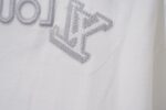 P80 Louis Vuitton*LV2026最新款短袖T恤 材质:采用320g高支高密双纱精梳棉 工艺：宽松版型前后幅重工刺绣🪡 内里贴布刺绣🪡 尺寸:S M L XL XXL 颜色:黑色 款号:M-0011