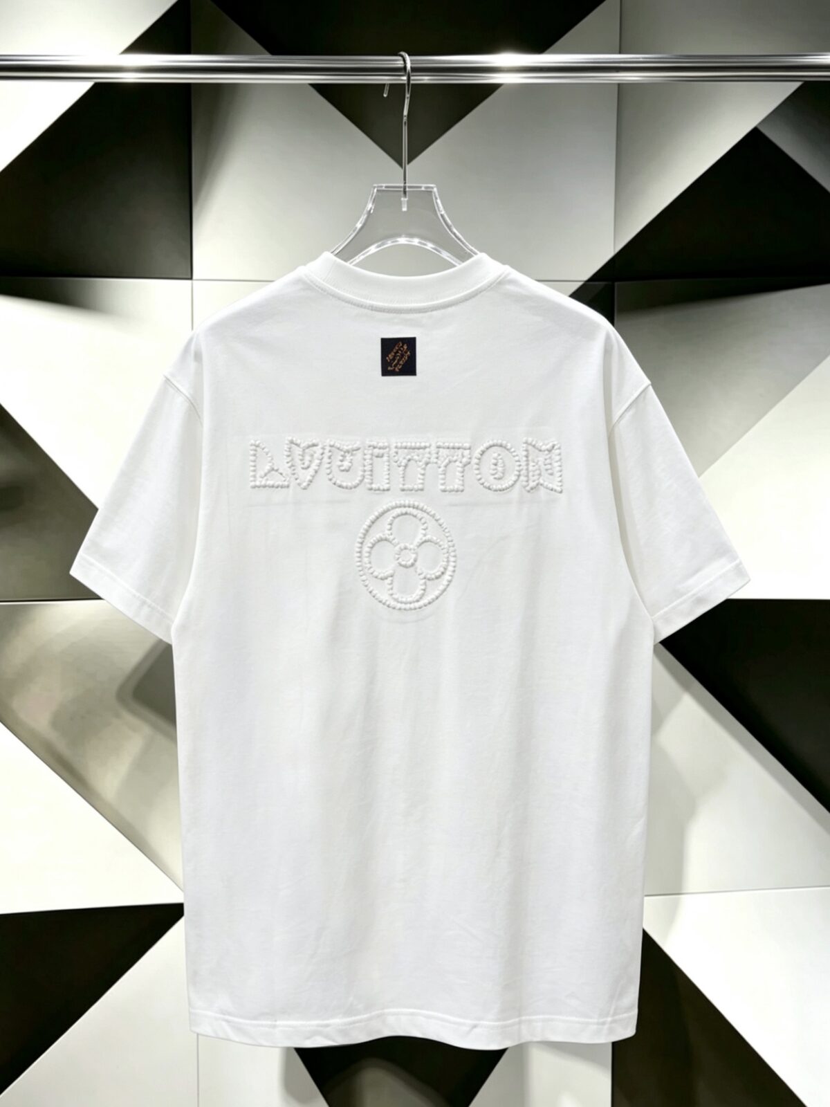 P80 Louis Vuitton*LV2026最新款短袖T恤 材质:采用320g高支高密双纱精梳棉 工艺：宽松版型前后幅重工玻珠刺绣🪡 内里贴布刺绣🪡 尺寸:S M L XL XXL 颜色:白色 款号:M-0005