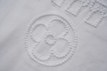 P80 Louis Vuitton*LV2026最新款短袖T恤 材质:采用320g高支高密双纱精梳棉 工艺：宽松版型前后幅重工玻珠刺绣🪡 内里贴布刺绣🪡 尺寸:S M L XL XXL 颜色:白色 款号:M-0005
