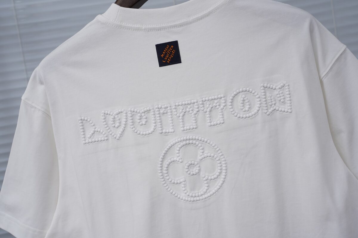P80 Louis Vuitton*LV2026最新款短袖T恤 材质:采用320g高支高密双纱精梳棉 工艺：宽松版型前后幅重工玻珠刺绣🪡 内里贴布刺绣🪡 尺寸:S M L XL XXL 颜色:白色 款号:M-0005